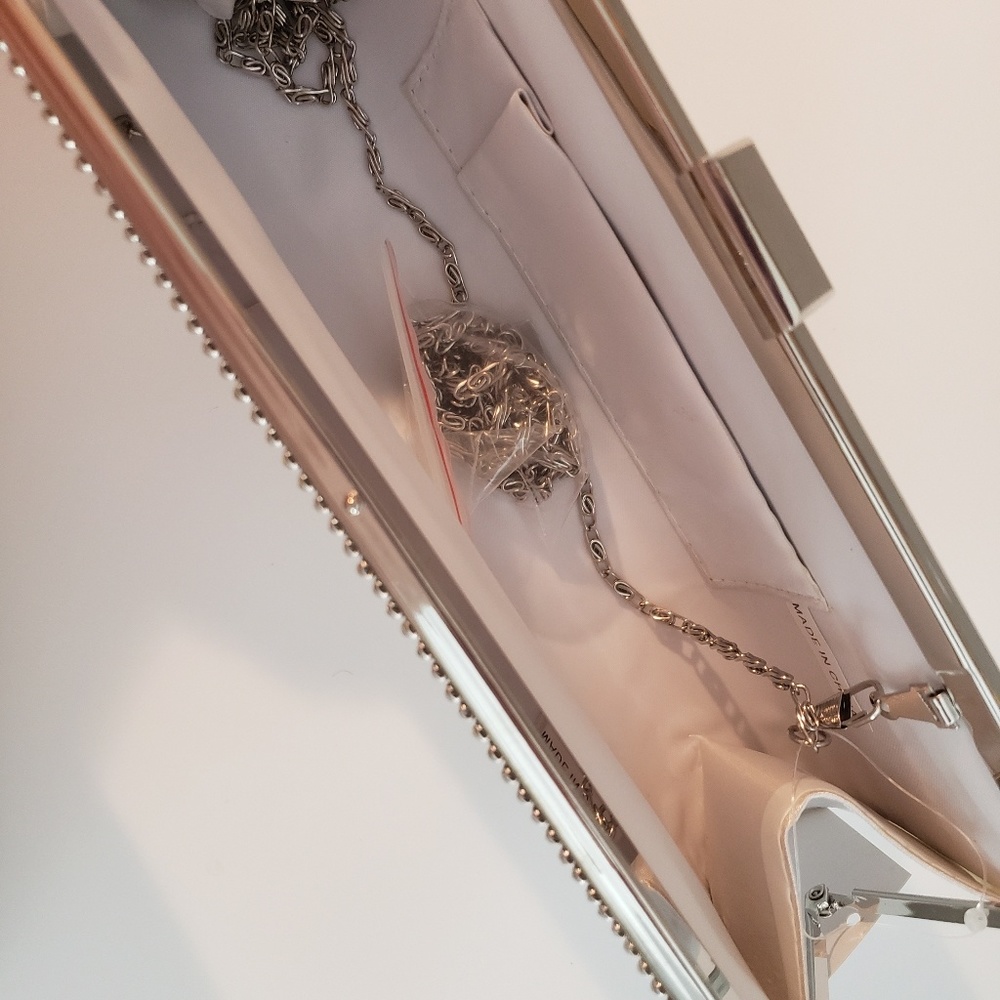 WHITE CLUTCH - Picture 6 of 7
